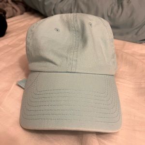 Aritzia hat